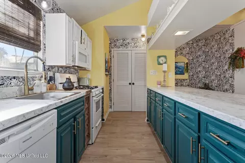 Kitchen - 128 Lee St, Biloxi, MS 39530 photo 4 of 5