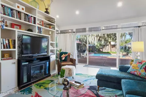 Living - 128 Lee St, Biloxi, MS 39530 photo 3 of 5