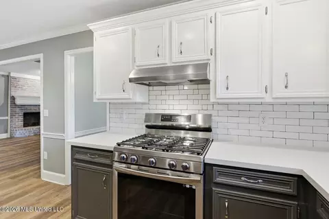 Kitchen - 153 Oak Ridge Cir, Madison, MS 39110 photo 2 of 4