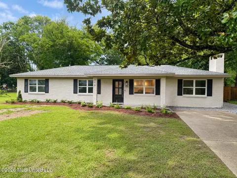 208 Mitchell St, Ocean Springs, MS 39564
