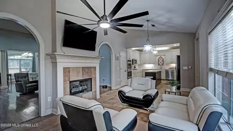 Living - 137 Vineyard Blvd, Brandon, MS 39047 photo 4 of 4