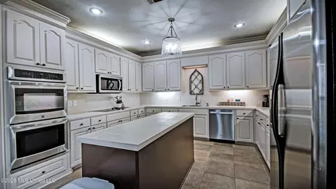 Kitchen - 137 Vineyard Blvd, Brandon, MS 39047 photo 2 of 4