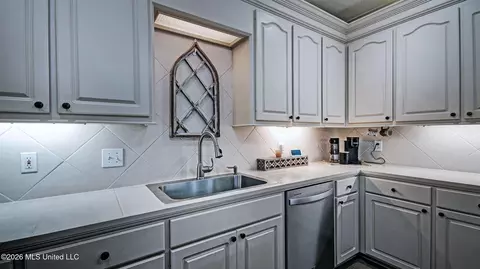 Kitchen - 137 Vineyard Blvd, Brandon, MS 39047 photo 3 of 4