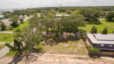 202 Palmetto Ln, Gulfport, MS 39507