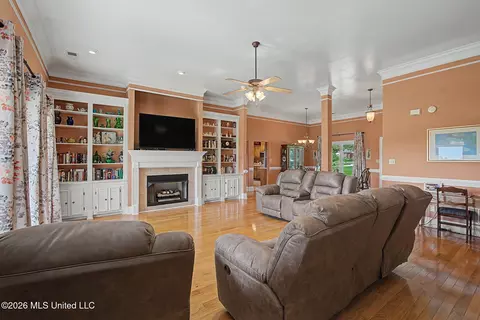 Living - 2578 Oak Crossing Dr, Hernando, MS 38632 photo 2 of 2