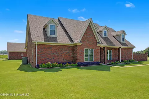 Exterior - 2578 Oak Crossing Dr, Hernando, MS 38632 photo 2 of 8