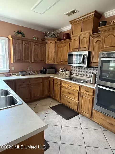 Kitchen - 2578 Oak Crossing Dr, Hernando, MS 38632 photo 4 of 5