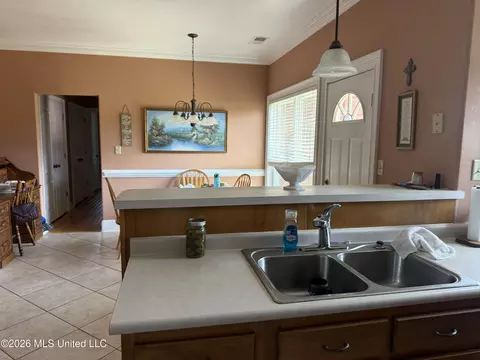 Kitchen - 2578 Oak Crossing Dr, Hernando, MS 38632 photo 2 of 5