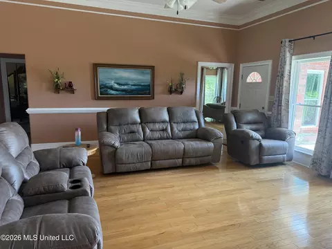 Living - 2578 Oak Crossing Dr, Hernando, MS 38632 photo 2 of 3