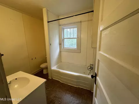 Bath - 429 1st Ave, Magee, MS 39111 photo 2 of 2