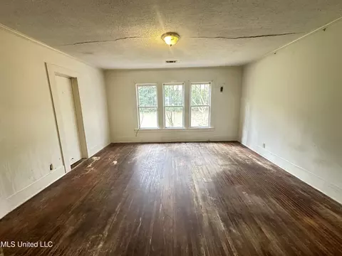 Living - 429 1st Ave, Magee, MS 39111 photo 2 of 6