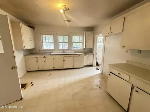 Kitchen - 429 1st Ave, Magee, MS 39111 photo 1 of 2