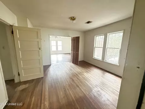 Living - 429 1st Ave, Magee, MS 39111 photo 4 of 6