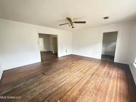 Living - 429 1st Ave, Magee, MS 39111 photo 5 of 6