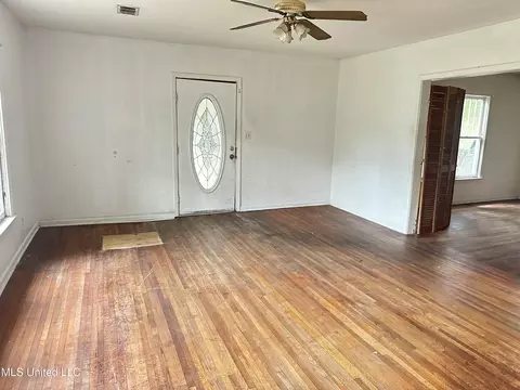 Living - 429 1st Ave, Magee, MS 39111 photo 6 of 6