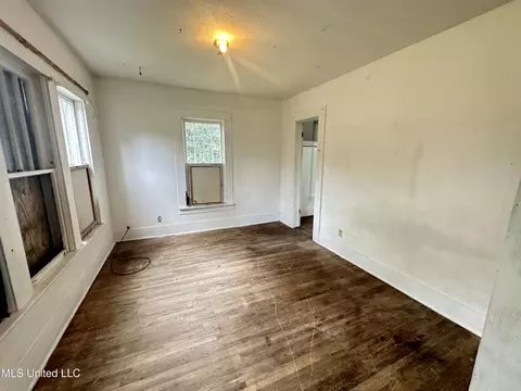 Living - 429 1st Ave, Magee, MS 39111 photo 3 of 6