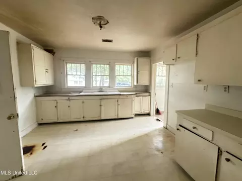 Kitchen - 429 1st Ave, Magee, MS 39111 photo 2 of 2