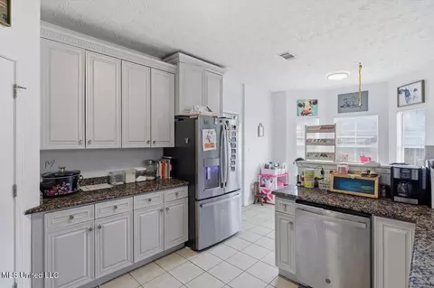 Kitchen - 204 Lyle Cir, Brandon, MS 39042 photo 2 of 3