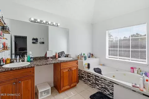 Bath - 204 Lyle Cir, Brandon, MS 39042 photo 1 of 4