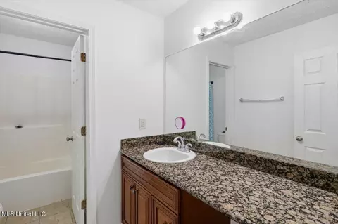 Bath - 204 Lyle Cir, Brandon, MS 39042 photo 3 of 4