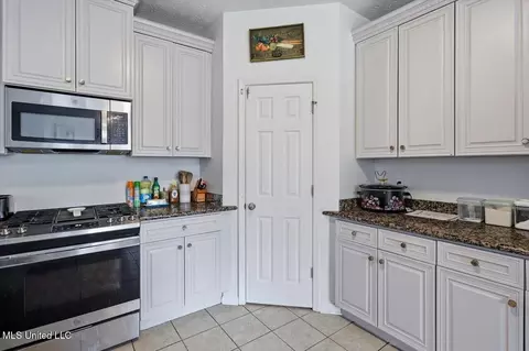 Kitchen - 204 Lyle Cir, Brandon, MS 39042 photo 3 of 3