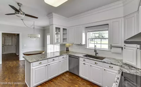 Kitchen - 85 Eastgate Dr, Brandon, MS 39042 photo 2 of 9