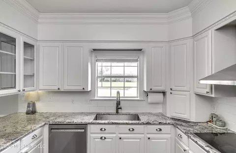 Kitchen - 85 Eastgate Dr, Brandon, MS 39042 photo 3 of 9