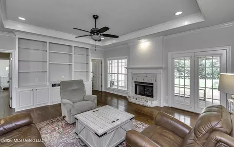 Living - 85 Eastgate Dr, Brandon, MS 39042 photo 2 of 4