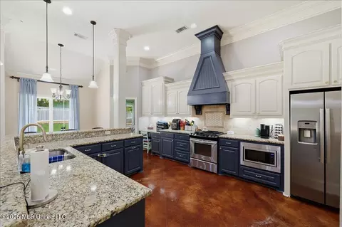 Kitchen - 200 Belle Oak Dr, Brandon, MS 39042 photo 4 of 4