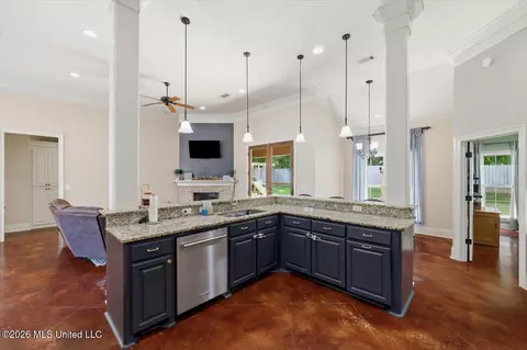 Kitchen - 200 Belle Oak Dr, Brandon, MS 39042 photo 3 of 4