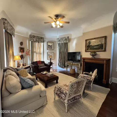Living - 212 Linton Ave, Natchez, MS 39120 photo 1 of 2