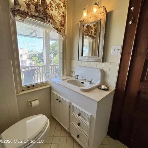 Bath - 212 Linton Ave, Natchez, MS 39120 photo 2 of 3
