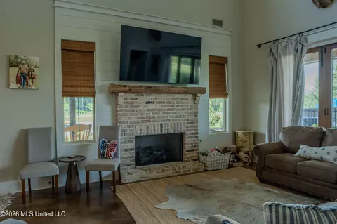 Living - 553 Tara Rd, Brandon, MS 39042 photo 2 of 2