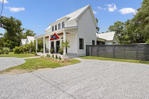 305 Beach Hill Rd, Ocean Springs, MS 39564