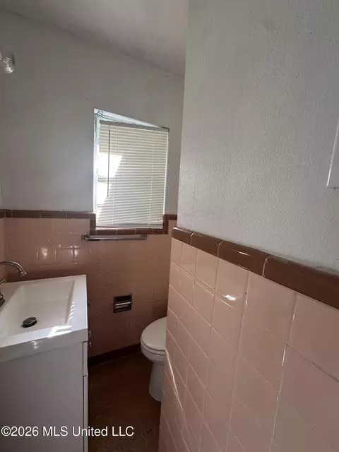 Bath - 1044 Cooper Rd, Jackson, MS 39212 photo 1 of 3