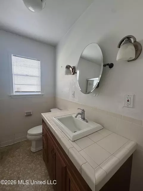 Bath - 1044 Cooper Rd, Jackson, MS 39212 photo 2 of 3