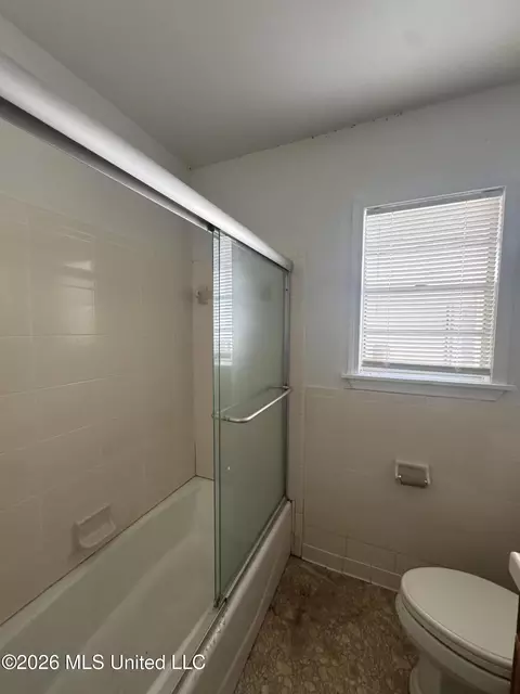 Bath - 1044 Cooper Rd, Jackson, MS 39212 photo 3 of 3