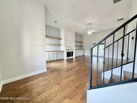 Living - 626 Dudley Dr, Hernando, MS 38632 photo 1 of 6