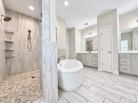 Bath - 626 Dudley Dr, Hernando, MS 38632 photo 4 of 5
