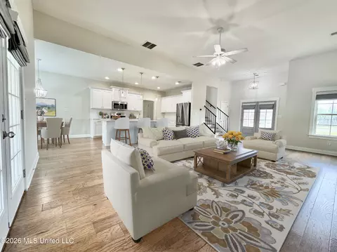 Living - 626 Dudley Dr, Hernando, MS 38632 photo 5 of 6