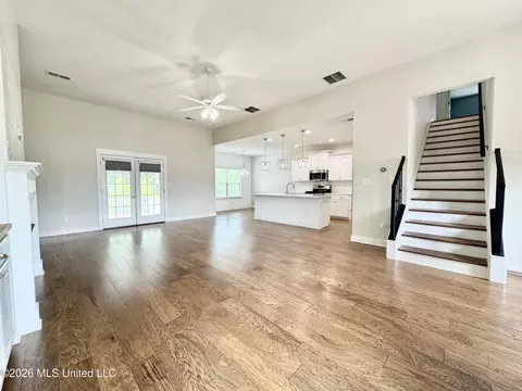 Living - 626 Dudley Dr, Hernando, MS 38632 photo 2 of 6
