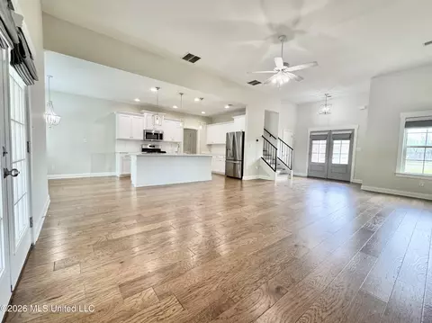 Living - 626 Dudley Dr, Hernando, MS 38632 photo 3 of 6