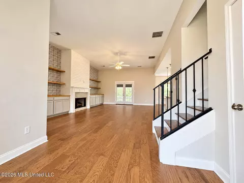 Living - 626 Dudley Dr, Hernando, MS 38632 photo 1 of 6