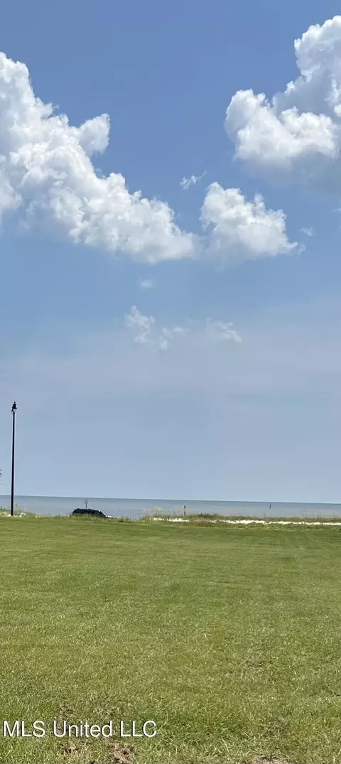 1124 Beach Dr, Gulfport, MS 39507