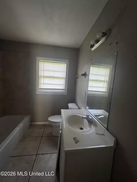 Bath - 742 Kensington Pl, Jackson, MS 39206 photo 1 of 1