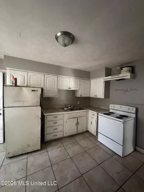 Kitchen - 742 Kensington Pl, Jackson, MS 39206 photo 2 of 2