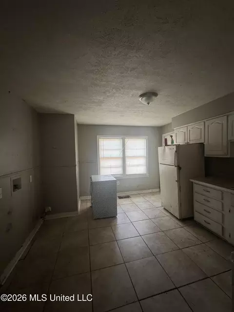 Kitchen - 742 Kensington Pl, Jackson, MS 39206 photo 1 of 2
