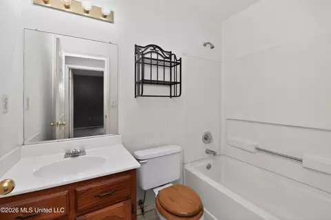 Bath - 6422 Oak Leaf Dr, Olive Branch, MS 38654 photo 2 of 2