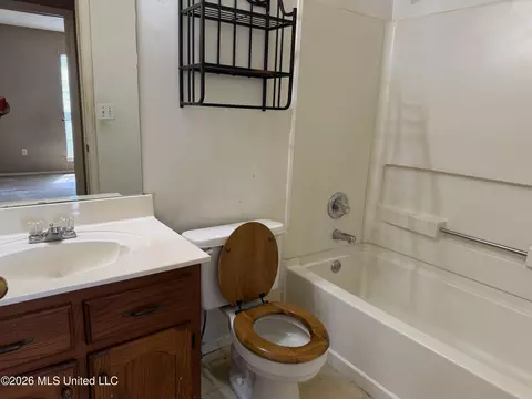 Bath - 6422 Oak Leaf Dr, Olive Branch, MS 38654 photo 1 of 2