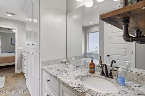Bath - 987 Filmore Dr, Brandon, MS 39042 photo 1 of 2